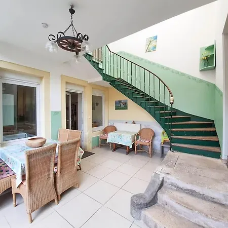 De La Verriere, 12 Personnes, 5 * Portieux